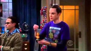 Sheldon cooper nos dice porqué celebrar el nacimiento de Isaac Newton en navidad [upl. by Valina]