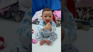 Mamãe cantando parabéns e bebe batendo palma 4 meses [upl. by Retnyw]