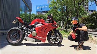 Ducati Panigale V4s vs a noob 0100200 acceleration Street review [upl. by Idnil]