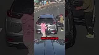 Camionero Enfrenta a Estafadores de Seguro en la Autopista [upl. by Asiulairam]