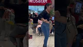 Bailando para ver la reacción de las personas 😂🤣💃 humor comedia bromita baile [upl. by Ashleigh802]