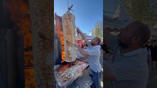 Adana lezzet festivalinde merdiven ile kesilen döner adanalezzetfestivali sokaklezzeti döner [upl. by Loveridge]