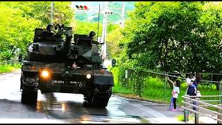 【4K】玖珠戦車道、小さな応援団。A child waves to a Type 10 tank and a soldier waves back [upl. by Nialb]