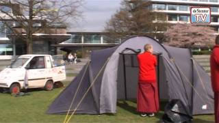 Monniken zetten tent op achter provinciehuis [upl. by Coco]