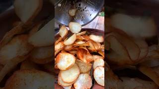 Homemade crispy cassava chips 🥔 මඤ්ඤොක්කා බයිට් sorts [upl. by Crispen]