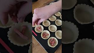 mini Quiches Lorraine  la recette [upl. by Emyaj909]