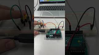 Drukknop doet led aan arduino  voor school [upl. by Ainesy]