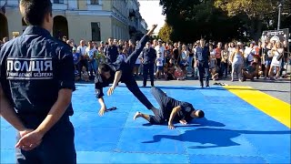 Драка новой полиции Уже друг друга страшно бьют Ну чисто по Одесски [upl. by Ginsburg]