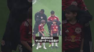 サッカー選手の優しい行動 [upl. by Eeltrebor]