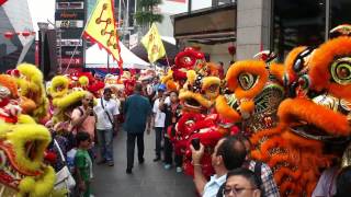 CNY 2013  333 lions dance Múa lân 333头舞狮齐舞  全国华团新春捞生大团拜  Bukit Bintang Kuala Lumpur [upl. by Nazler]