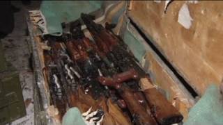 Acquista casse di legno ci trova 80 Kalashnikov [upl. by Desai901]