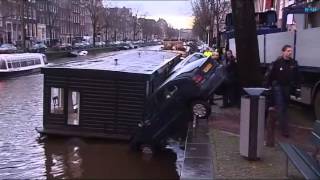 Autos van kade Prinsengracht op woonboot geduwd [upl. by Yarled]