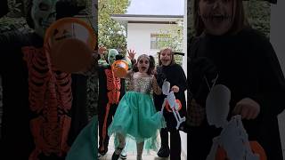 DOLCETTO O SCHERZETTO humor nuelle halloween pov ridere dolcettooscherzetto lol funny [upl. by Niawtna889]