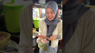 PENJUAL CANTIK IDAMAN SUAMI GAK MALU JUALAN carijajanshorts streetfood kulinerjajan food jajan [upl. by Ytineres]