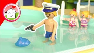 Playmobil Polizei Film  Kommissar Overbeck im Aquapark  Video für Kinder von Familie Hauser [upl. by Nabe]