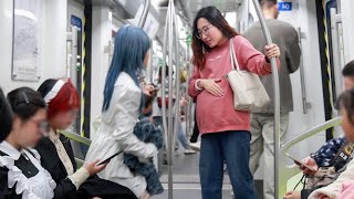 Will People Give Up Their Seat for a Pregnant Woman  Social Experiment 当孕妇独自乘坐地铁，有多少人会给她让座？ [upl. by Dora]