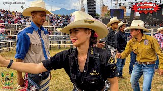 ¡¡¡MUJER JINETE BRINCA AL ESTRELLATO MONTA UN TORO DE RANCHO LOS TEMILBES Y NO SE RAJA [upl. by Oivlis887]