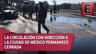 Pipa derrama chapopote al accidentarse en la MéxicoQuerétaro [upl. by Schott]