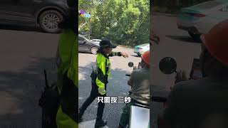 🦊狐狸警官教司机手机怎么截屏狐狸警官认证工作的样子太美了！ [upl. by Dagna]