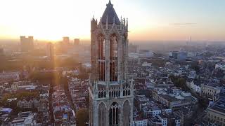 Domtoren vanuit de lucht bij zonsondergang [upl. by Mccready]