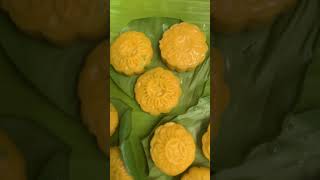 How to Homemade Mooncake Made of Squash filled with Coconut Flavoured Pandan [upl. by Rafaello134]