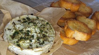 Apéritif express camenbert rôti au four et tranche de pain à lhuile dolive baked camembert 🧀 [upl. by Yesor538]