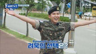 ENG Super TV S2  Which member does Ryeowook hugs after his discharge [upl. by Ellard]