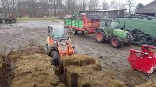 Kühe füttern auf einem Milchviehbetrieb mit Fendt Atlas und Hawe Technik [upl. by Cass616]