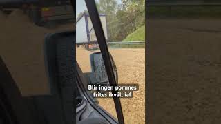 Lastbil har tappat din last med potatis på motorvägen fördig roligt svenskaklipp  potatis mannen [upl. by Nicolle63]