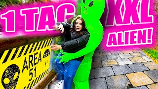 1 TAG in einem XXL AlienKostüm  👽😳 alle Leute schauen uns an  Celina [upl. by Eetnahc]