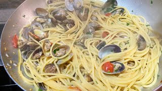 SPAGHETTI A VONGOLE PASTA CON VONGOLE [upl. by Bazluke608]