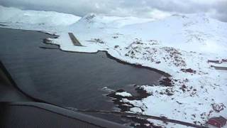 Wideroe Dash 8 cockpit view landing Honningsvåg [upl. by Helm]