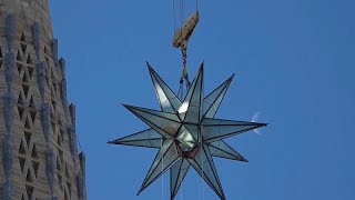 Una estrella de cinco toneladas corona la Sagrada Familia de Barcelona [upl. by Bal]