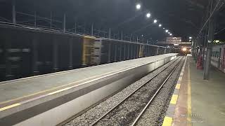 KA Babaranjang Kosongan Lokomotif DT CC 205 di Peron Stasiun Tanjung Karang saat malam 492024 [upl. by Leiad520]