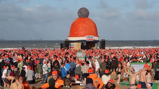 Sfeerimpressie nieuwjaarsduik Scheveningen 2024 vanaf de boulevard [upl. by Kallista337]