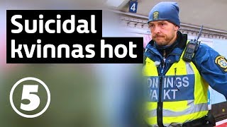 Tunnelbanan  Självmordsbenägen kvinna hotar att hoppa framför ett tåg [upl. by Llerej]