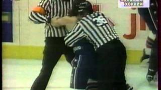 Mark Messier vs Kevin Kaminski Mar 181995 [upl. by Lebasiairam]