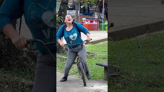 La bicicleta 🚴 más feliz 😁 del mundo 🌍 broma de humor😍🥰 [upl. by Paloma]