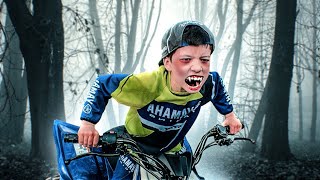 Den y las fantásticas Aventuras en Moto  Moto Cross a para Niños [upl. by Elish]