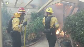 Incendio forestal arde sin control cerca de Los Ángeles avivado por el viento [upl. by Darnoc]