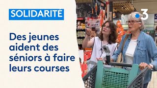 Des étudiants aident des séniors à faire leurs courses dans les grandes surfaces [upl. by Epperson]