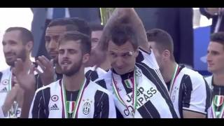 Mario Mandzukic dà uno schiaffo a Pjanic e guardate cosa succede [upl. by Dremann210]