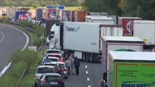 RettungsgassenWahnsinn Autofahrer werden zu Geisterfahrern auf der A10 [upl. by Emee959]