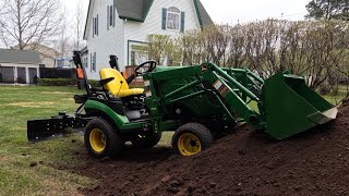 Spreading Dirt With The John Deere 1025r [upl. by Allemaj]