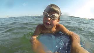 Cours de Natation Jonas 5 ans nage le crawl tout seul en pleine mer a la 5eme bouee [upl. by Jobi406]