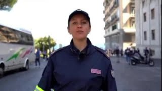 Si possono attraversare le strisce pedonali in bici Ecco il video sui social della Polizia con [upl. by Anaidni]