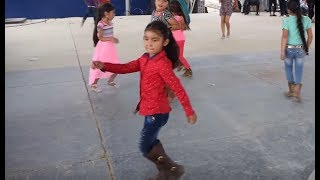 Así bailan el huapango los niños y adultos de la Sierra Queretana [upl. by Siroved929]