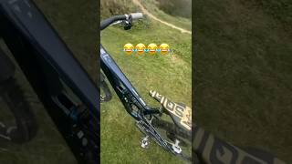 WTF UN DROPPER QUE SALTA 😂😂 mtb enduromtb downhill [upl. by Towne]