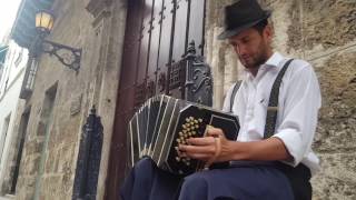 Tango en Cuba Volver artista callejero en La Habana [upl. by Scandura]