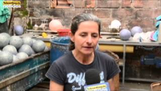 En Granada mujeres cabeza de hogar fabrican réplicas de balones del mundial [upl. by Ainavi19]